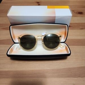 Raen Sunglasses Model: Remmy Color: Light Champange